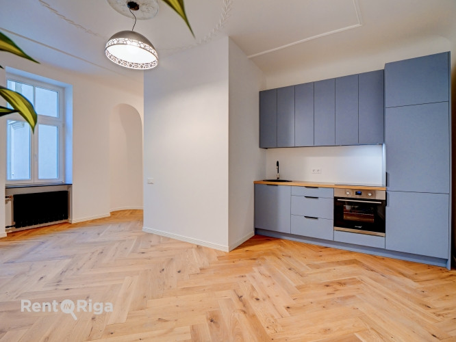 Tiek pārdots elegants dzīvoklis pilnībā renovētā vēsturiskā ēkā. Dzīvoklis pārdodas ar Rīga - foto 20