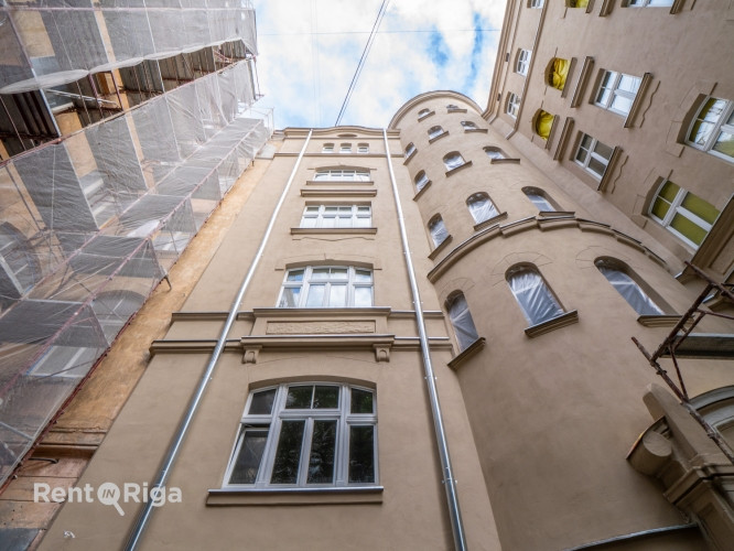 Tiek pārdots elegants dzīvoklis pilnībā renovētā vēsturiskā ēkā. Dzīvoklis pārdodas ar Rīga - foto 12