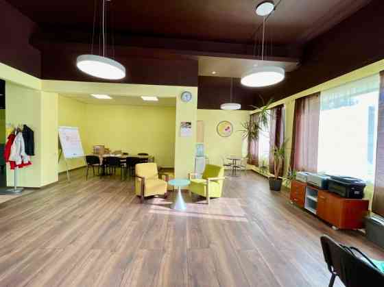 Daudzfukcionālas biroja telpas Iļģuciemā.  Plašas un gaišas open-space telpas ar augstiem gristiem ( Rīga