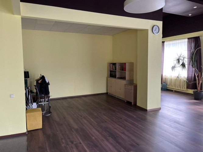 Daudzfukcionālas telpas Iļģuciemā.  1. stāva veikala telpas ar lieliem skatlogiem, kas ir Rīga - foto 7