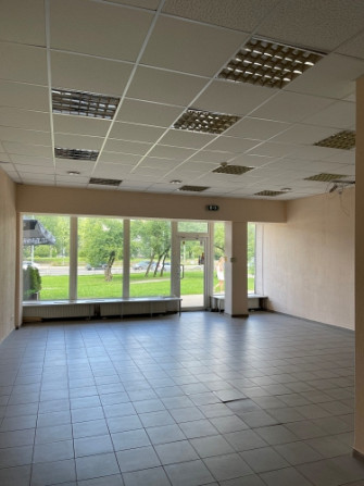 Nomai tiek piedāvātas tirdzniecības telpas Juglā ar kopējo platību 100 m2. Atvērta tipa plānojums. T Рига - изображение 2