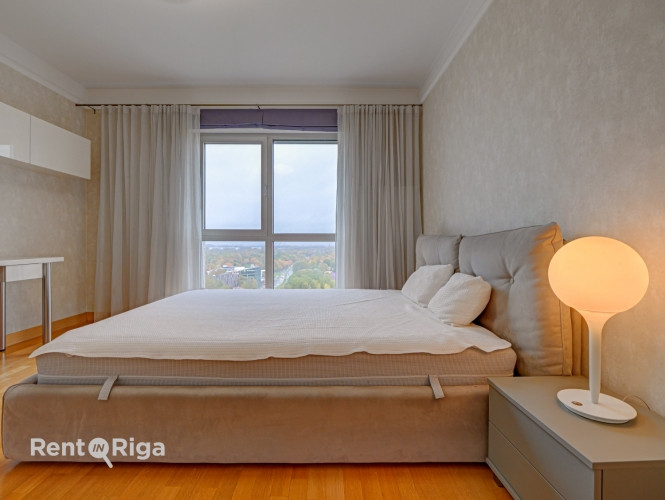 Dzīvoklis, kura skats pa logiem nosaka tā unikālo vērtību!   Gaišs un plašs dzīvoklis Rīga - foto 18