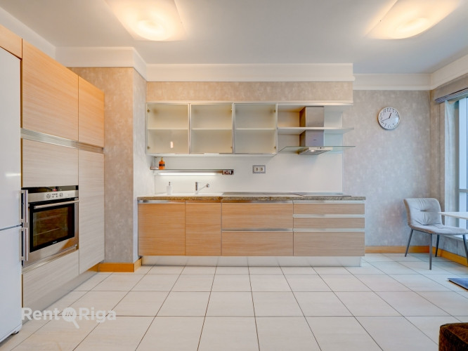 Dzīvoklis, kura skats pa logiem nosaka tā unikālo vērtību!   Gaišs un plašs dzīvoklis Rīga - foto 15