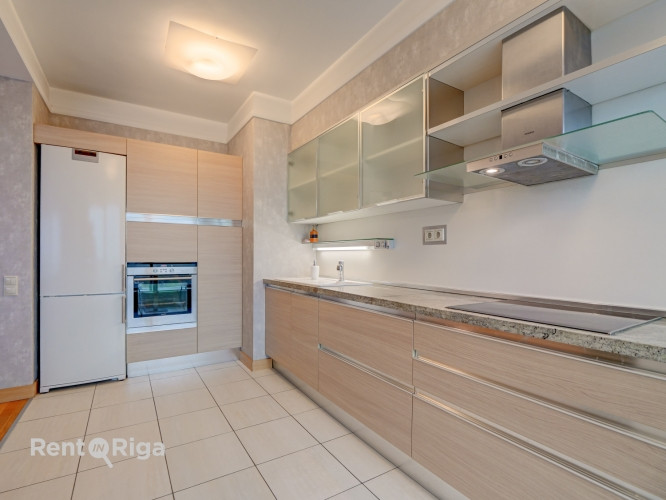 Dzīvoklis, kura skats pa logiem nosaka tā unikālo vērtību!   Gaišs un plašs dzīvoklis Rīga - foto 16