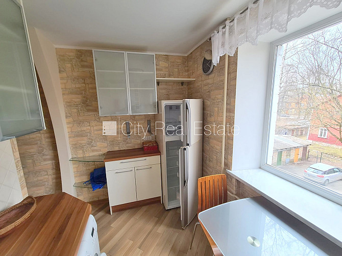 Pagalma ēka, vieta automašīnai, ieeja no pagalma, lodžija, logi vērsti mājas abās pusēs, Rīga - foto 4