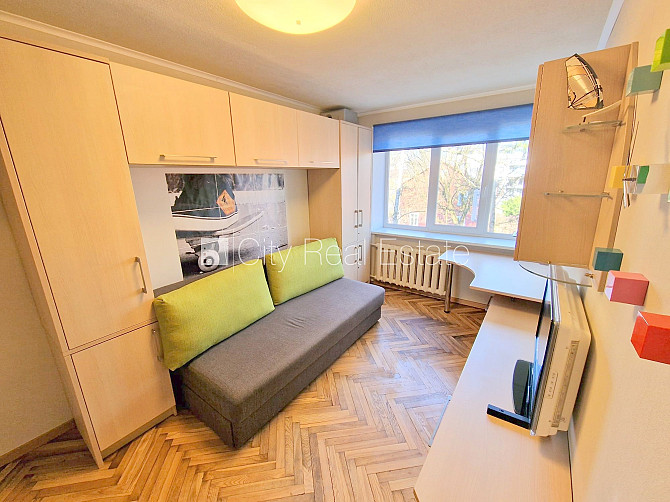 Pagalma ēka, vieta automašīnai, ieeja no pagalma, lodžija, logi vērsti mājas abās pusēs, Rīga - foto 15