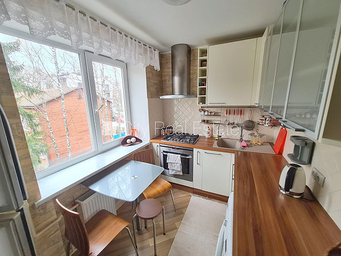 Pagalma ēka, vieta automašīnai, ieeja no pagalma, lodžija, logi vērsti mājas abās pusēs, Rīga - foto 1