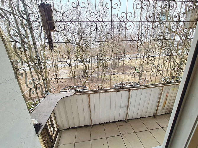 Pagalma ēka, vieta automašīnai, ieeja no pagalma, lodžija, logi vērsti mājas abās pusēs, Rīga - foto 12
