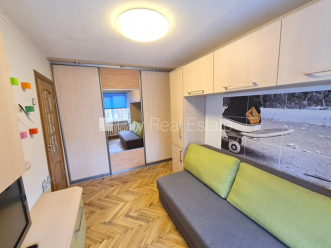 Pagalma ēka, vieta automašīnai, ieeja no pagalma, lodžija, logi vērsti mājas abās pusēs, Rīga - foto 18