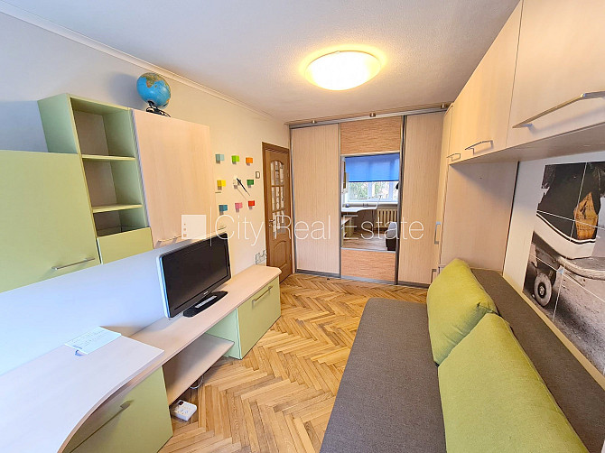 Pagalma ēka, vieta automašīnai, ieeja no pagalma, lodžija, logi vērsti mājas abās pusēs, Rīga - foto 17