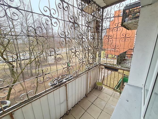 Pagalma ēka, vieta automašīnai, ieeja no pagalma, lodžija, logi vērsti mājas abās pusēs, Rīga - foto 13