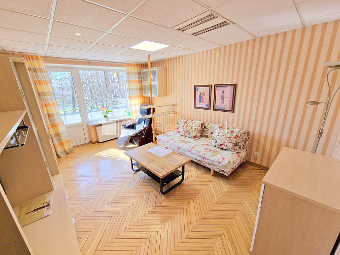 Pagalma ēka, vieta automašīnai, ieeja no pagalma, lodžija, logi vērsti mājas abās pusēs, Rīga - foto 10