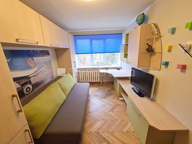 Pagalma ēka, vieta automašīnai, ieeja no pagalma, lodžija, logi vērsti mājas abās pusēs, Rīga - foto 16