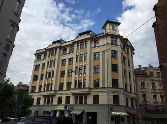 An offer for lovers of classic values - a spacious apartment in a renovated historic house in the ce Рига
