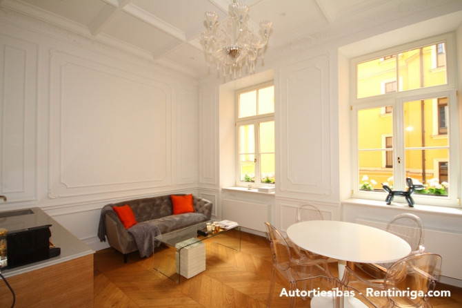 Tiek pārdots dzīvoklis skaistākajā, aritokrātiskākajā klusā centra mājā Elizabetes ielā Rīga - foto 3