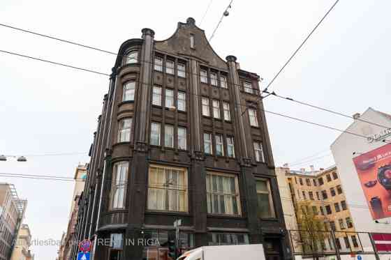 Arhitektoniski pievilcīgs birojs ar četrus metrus augstiem griestiem Centrā.   + 2. stāvs. + Platība Рига