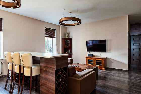 Piedāvājumā izsmalcināts un funkcionāls 4-istabu dzīvoklis vēsturiskā, daļēji renovētā pirmskara ēkā Рига