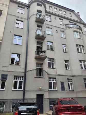 Pārdošanai tiek piedāvāts dzīvoklis Klusajā centrā.  Piecu istabu dzīvoklim, kurš ir atsevišķs īpašu Rīga