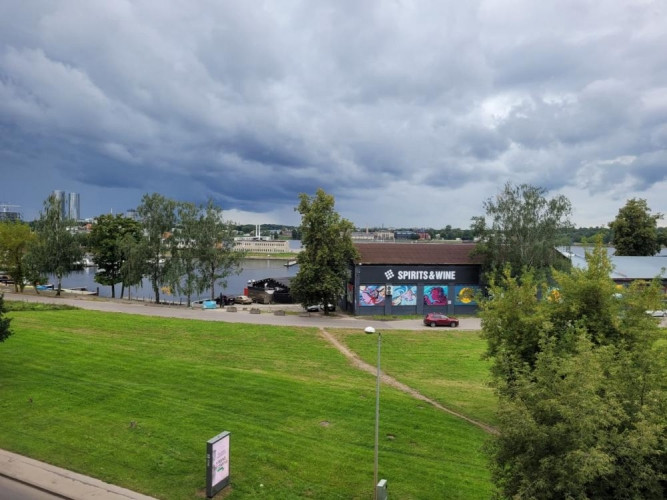 Pārdošanai tiek piedāvāts dzīvoklis Klusajā centrā.  Piecu istabu dzīvoklim, kurš ir Rīga - foto 9