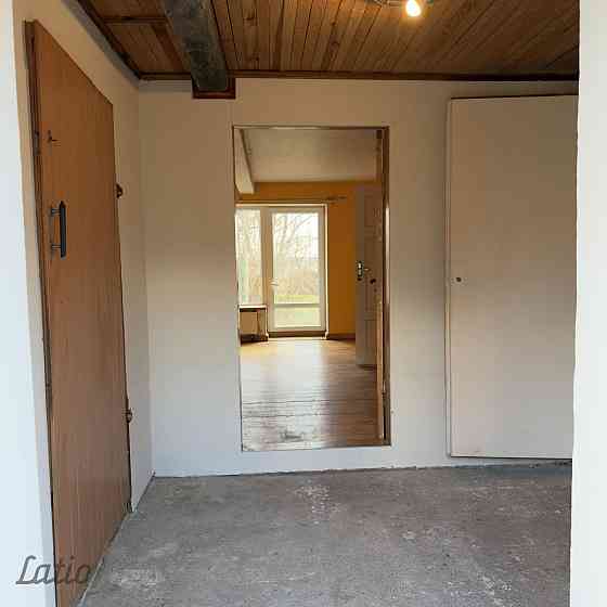 Šis īpašums gaida īsto saimnieku, lai pārvērstu to par vietu, kur atgriežas ar prieku. Tā ir māja ar Кулдига и район