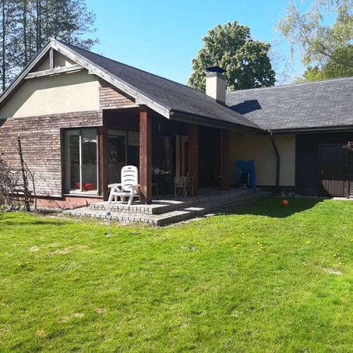 Ilgtermiņa īrei ziemas periodā tiek piedāvāta atpūtas mājiņa ar pirti klusā privātmāju Jūrmala - foto 1