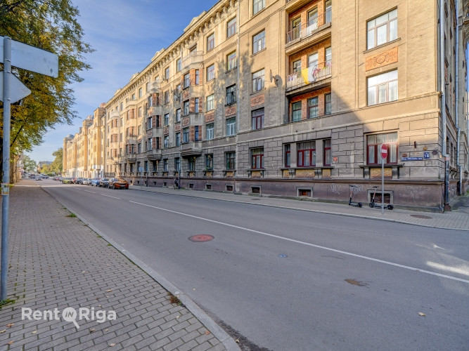 Pārdod 4 istabu dzīvokli Rīgas centrā!  Telpas ir apvītas ar gaismu un vērību, ar augstiem griestiem Рига - изображение 11