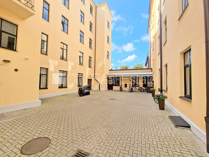 Fasādes māja, renovēta māja, ieeja no ielas, kāpņu telpa pēc kapitālā remonta, logi Rīga - foto 16