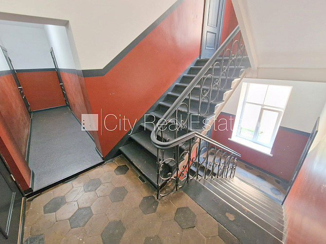 Fasādes māja, renovēta māja, ieeja no ielas, kāpņu telpa pēc kapitālā remonta, logi Rīga - foto 15