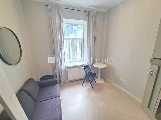 Здание во дворе, реновированный дом, закрытый двор, вход с улицы и со двора, Рига