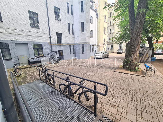 Здание во дворе, реновированный дом, благоустроенный озеленённый двор, закрытый Рига - изображение 14