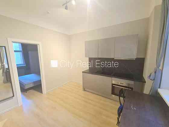 Здание во дворе, реновированный дом, закрытый двор, вход с улицы и со двора, лифт, Рига