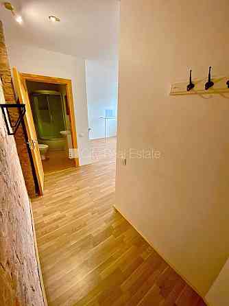 Здание во дворе, реновированный дом, закрытый двор, вход со двора, лестничная Рига