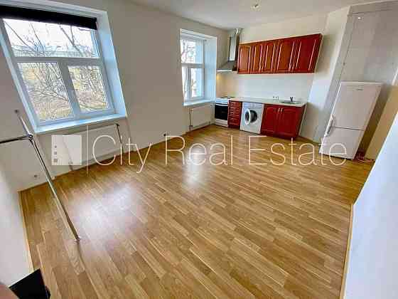 Здание во дворе, реновированный дом, закрытый двор, вход со двора, лестничная Рига