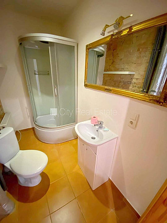 Здание во дворе, реновированный дом, закрытый двор, вход со двора, лестничная Рига - изображение 7