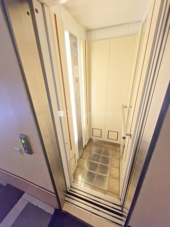 Fasādes māja, renovēta māja, ieeja no ielas, ir lifts, kāpņu telpa pēc kapitālā remonta, Rīga - foto 17