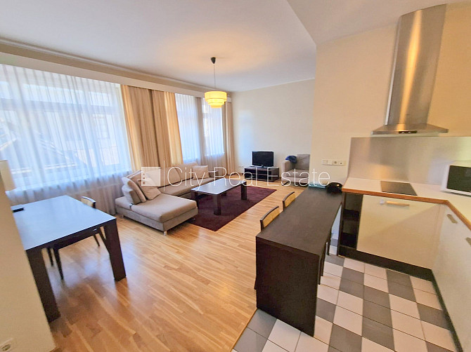 Fasādes māja, renovēta māja, ieeja no ielas, ir lifts, kāpņu telpa pēc kapitālā remonta, Rīga - foto 2