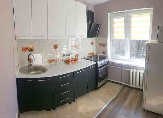 Фасадный дом, вход со двора, лестничная клетка после косметического ремонта, Rīga