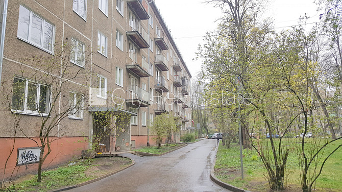 Fasādes māja, ieeja no pagalma, kāpņu telpa pēc kosmētiskā remonta, balkons, plašs skats no Rīga - foto 14