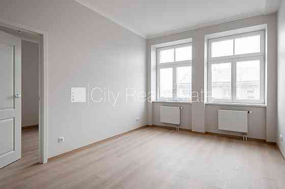 Земля в собственности, фасадный дом, реновированный дом, закрытый двор, Рига