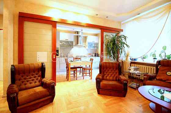 Земля в собственности, фасадный дом, кирпичные стены, закрытый двор, въездные Рига