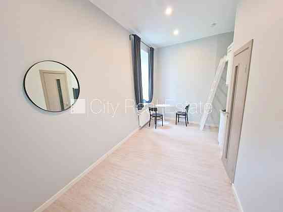 Здание во дворе, реновированный дом, закрытый двор, вход со двора, лестничная Rīga