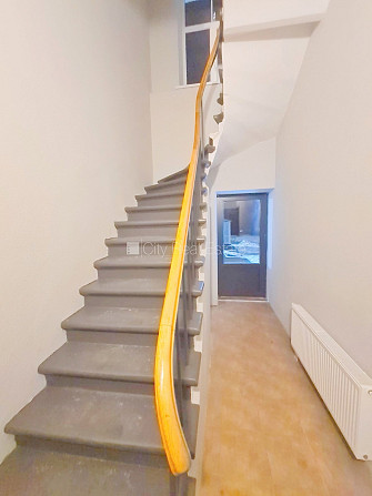 Pagalma ēka, renovēta māja, slēgts pagalms, ieeja no pagalma, kāpņu telpa pēc kapitālā Rīga - foto 20