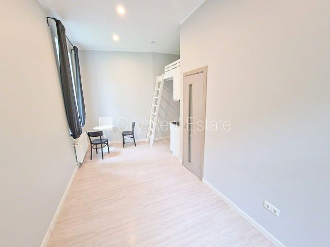 Pagalma ēka, renovēta māja, slēgts pagalms, ieeja no pagalma, kāpņu telpa pēc kapitālā Rīga - foto 4