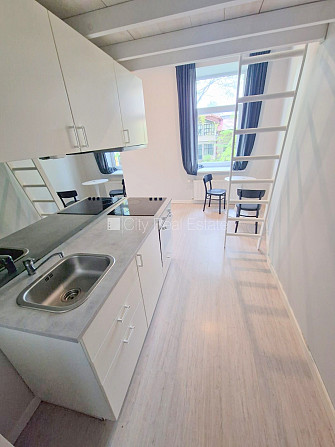 Pagalma ēka, renovēta māja, slēgts pagalms, ieeja no pagalma, kāpņu telpa pēc kapitālā Rīga - foto 19