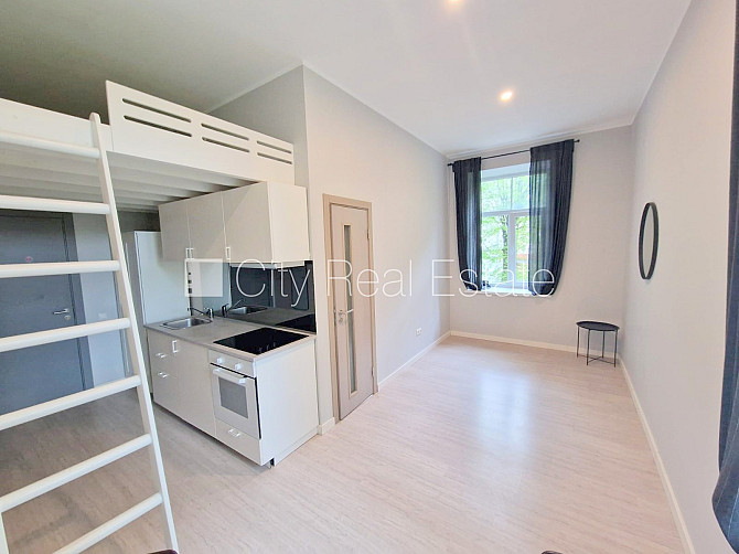 Pagalma ēka, renovēta māja, slēgts pagalms, ieeja no pagalma, kāpņu telpa pēc kapitālā Rīga - foto 1