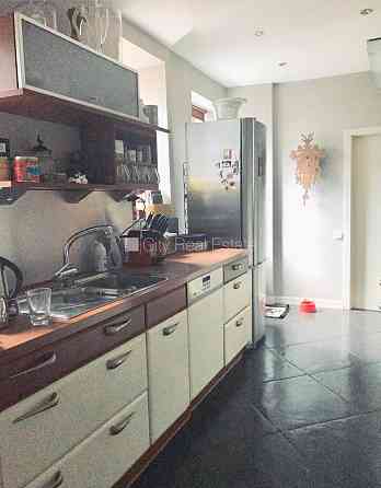 Фасадный дом, закрытый двор, место для машины, вход с улицы, лестничная клетка Rīga