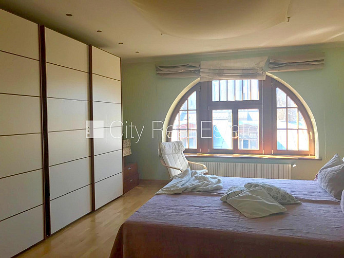 Fasādes māja, slēgts pagalms, vieta automašīnai, ieeja no ielas, kāpņu telpa pēc Rīga - foto 12