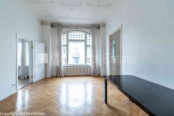 Фасадный дом, реновированный дом, кирпичные стены, фасад с декоративной Рига