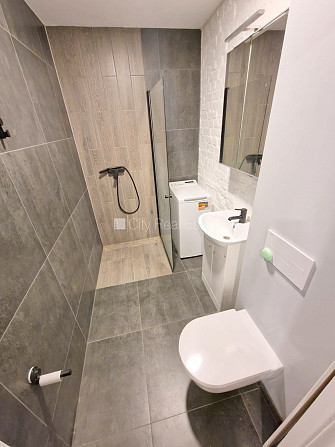 Pagalma ēka, renovēta māja, labiekārtots apzaļumots pagalms, ieeja no ielas, kāpņu telpa Rīga - foto 10