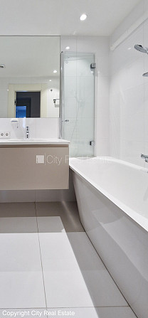 Новостройка, закрытый двор, возможность аренды парковки, озеленённая территория Рига - изображение 15